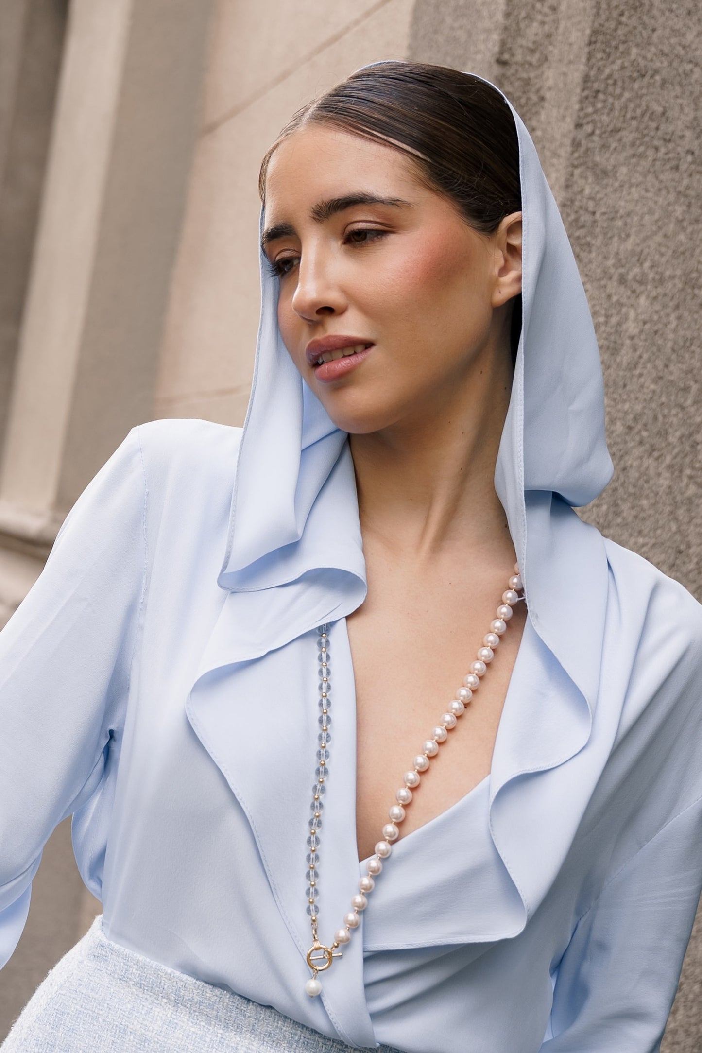 CAMISA AZUL CIELO CON CAPUCHA