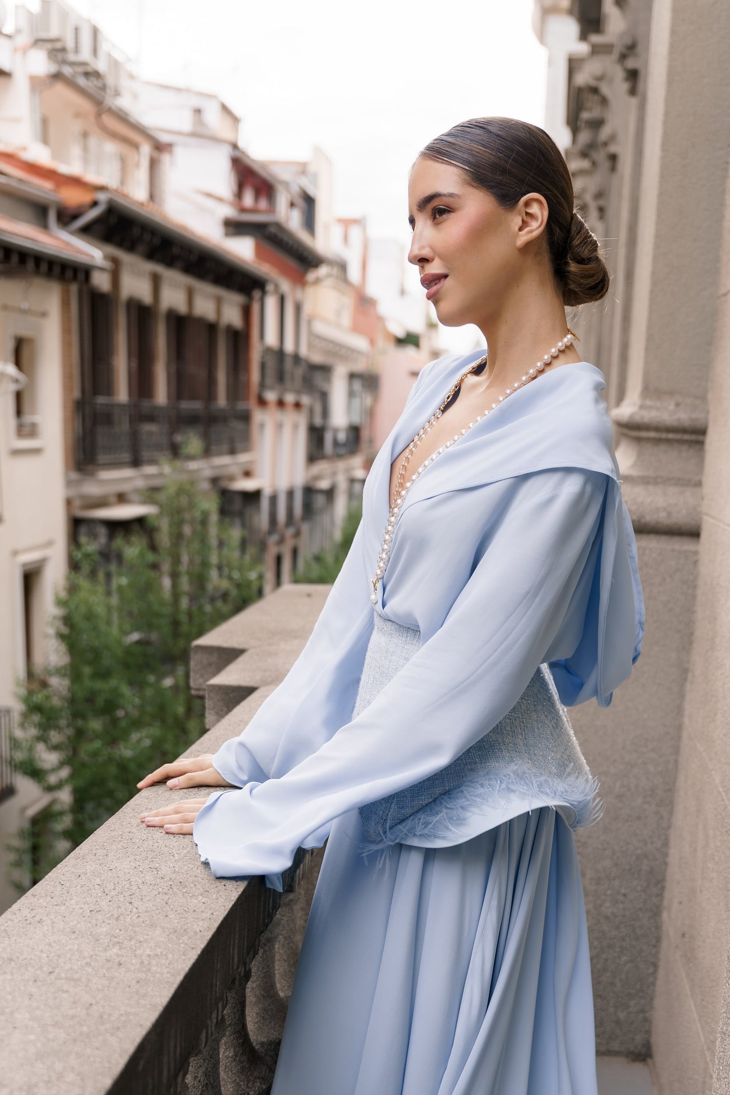 CAMISA AZUL CIELO CON CAPUCHA